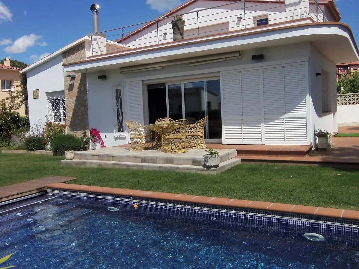 Lively Holiday Home In L'Escala With Swimming Pool Spanien