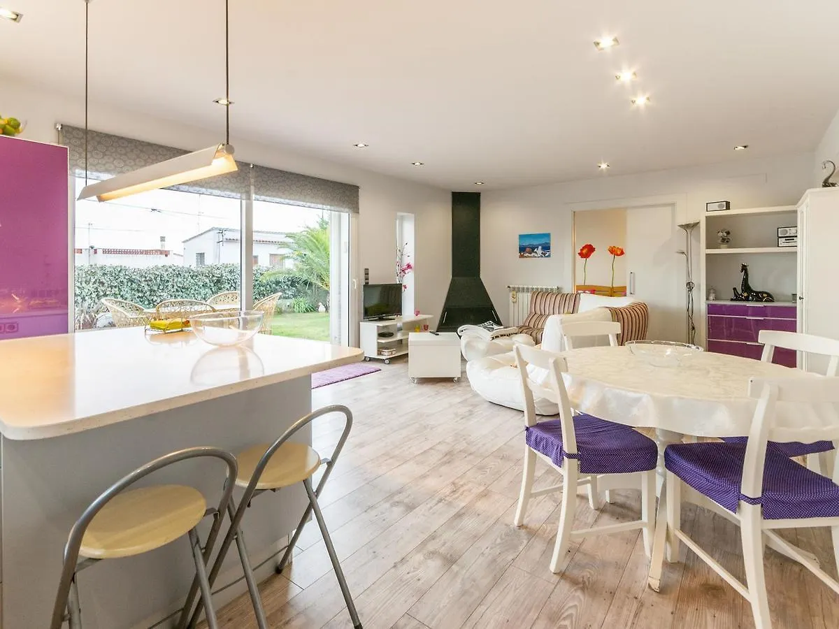 Lively Holiday Home In L'Escala With Swimming Pool