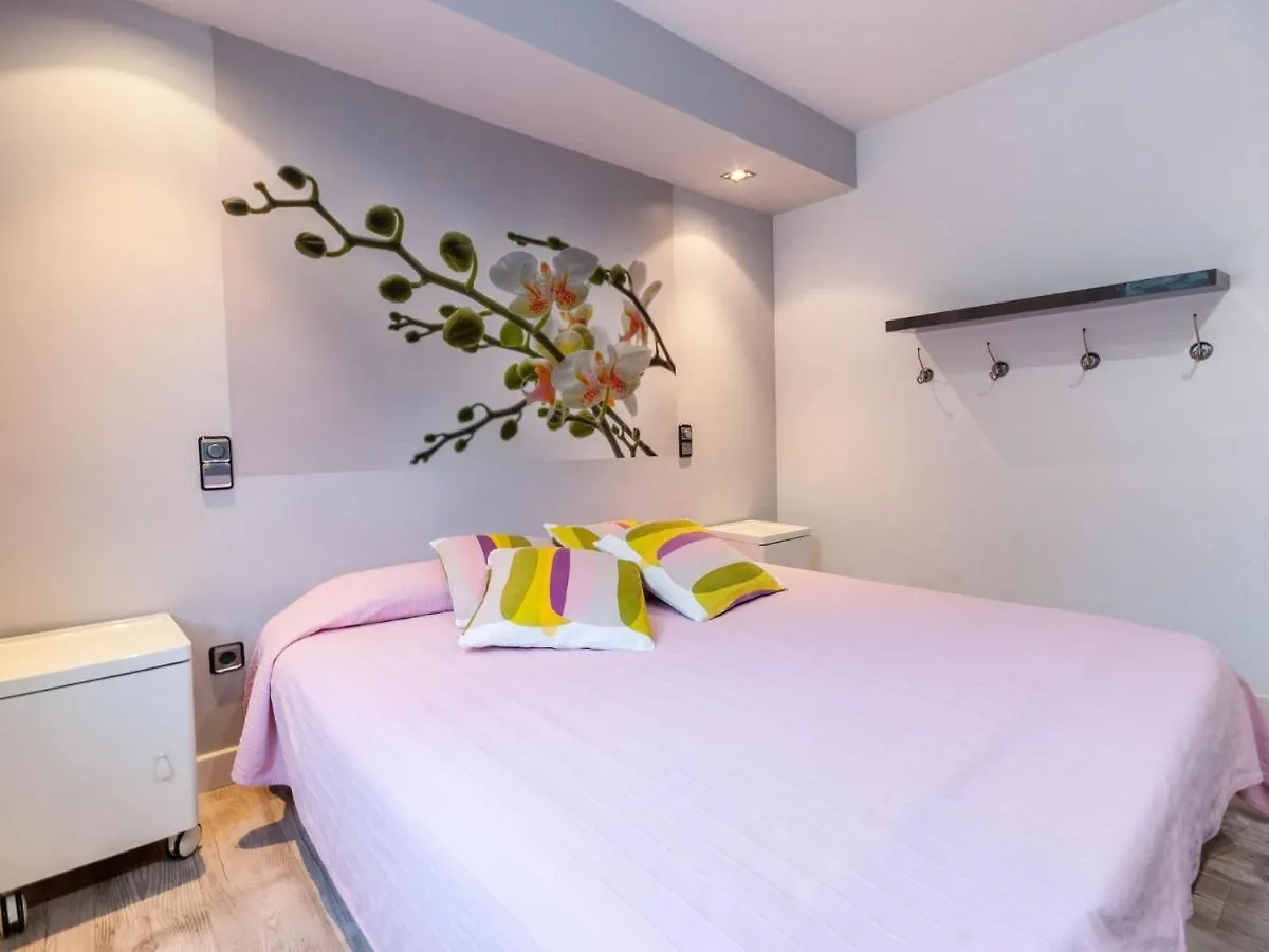 Lively Holiday Home In L'Escala With Swimming Pool إسبانيا